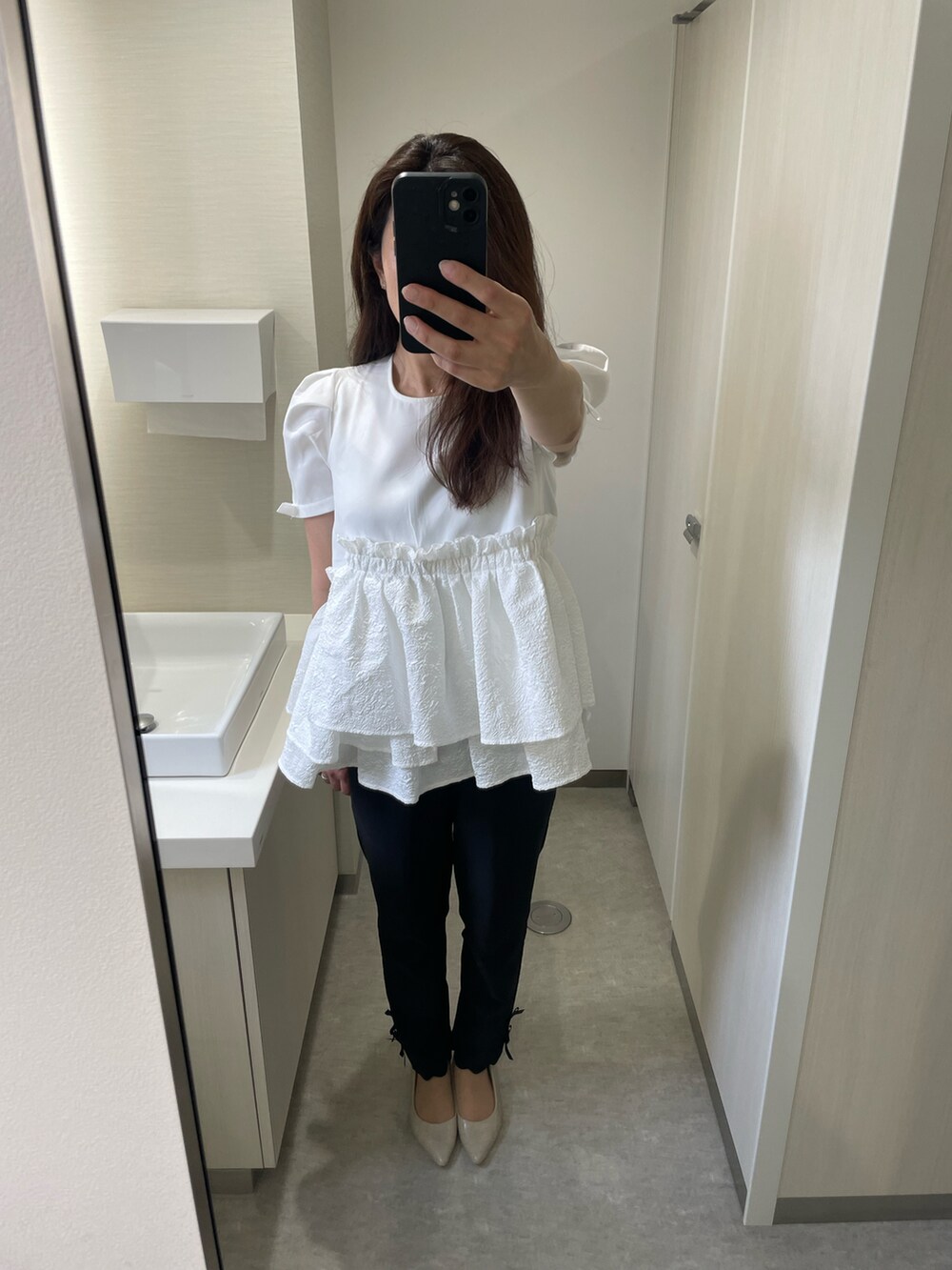 ホワイト系のシャツ/ブラウスを着用したレディースの夏コーディネートの2枚目の写真