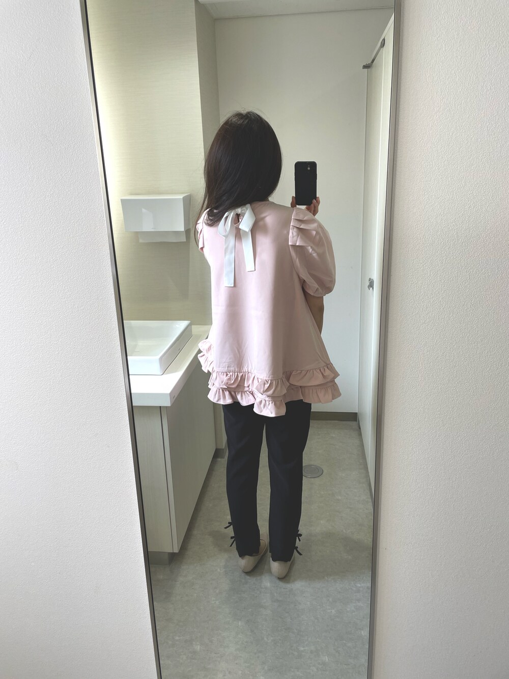 ピンク系のシャツ/ブラウス、ブラック系のその他パンツ、ホワイト系のパンプスを着用したレディースの夏コーディネートの2枚目の写真