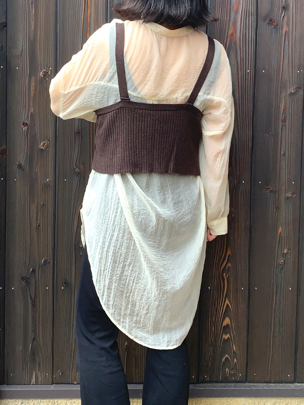 ブラック系のパンツ、ベージュ系のシャツ/ブラウス、ブラック系のアンサンブルを着用したレディースの秋コーディネートの2枚目の写真