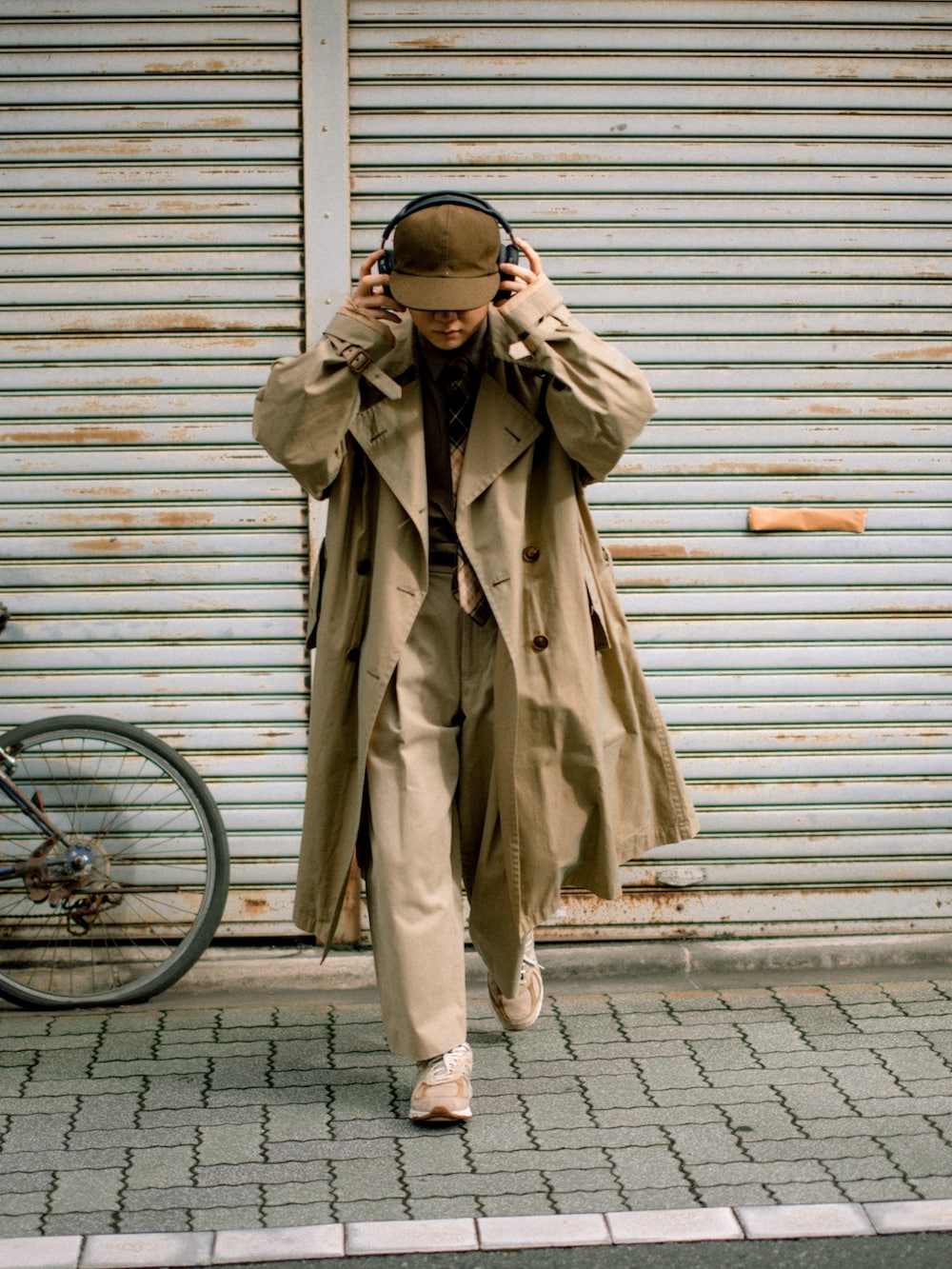 AURALEEベージュトレンチコート 2018SS Naoto｜AURALEEのトレンチコートを使ったコーディネート - WEAR