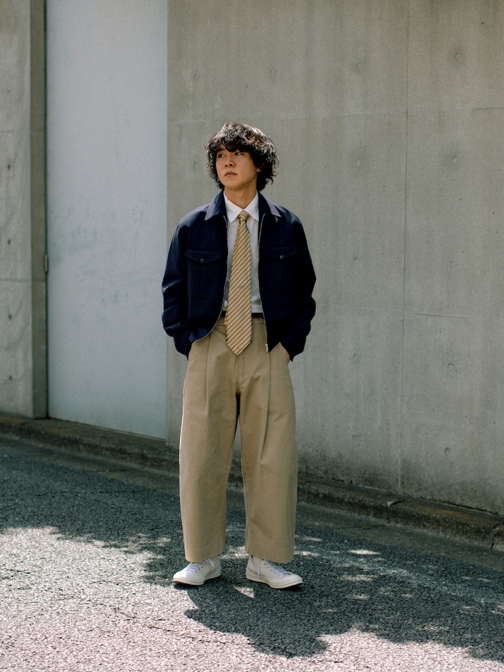 ベージュ系のその他パンツ、ブルー系のブルゾン、ホワイト系のシャツ/ブラウスを着用したメンズの秋コーディネートの3枚目の写真