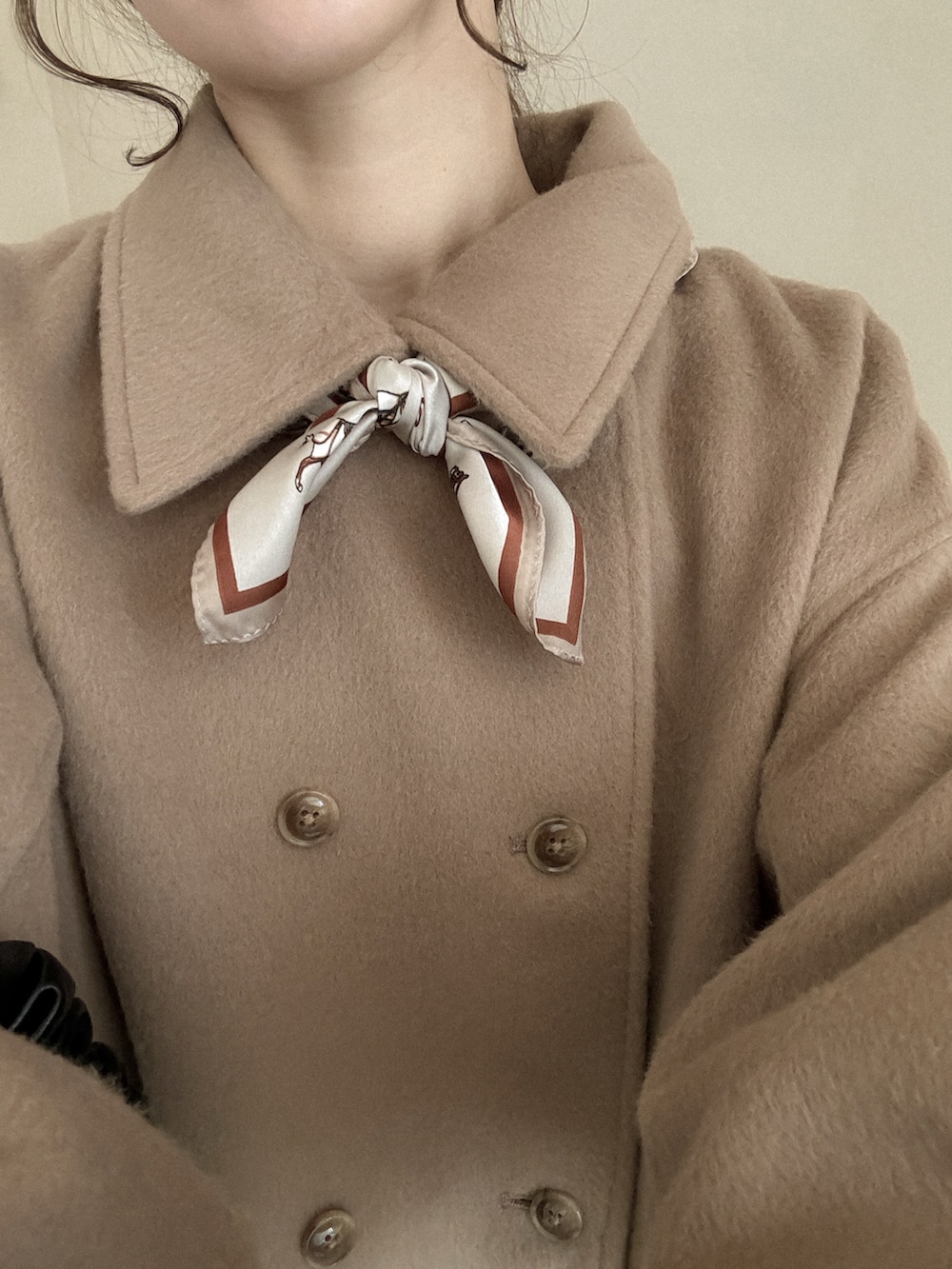 ベージュ系のその他アウターを着用したレディースの冬コーディネートの2枚目の写真