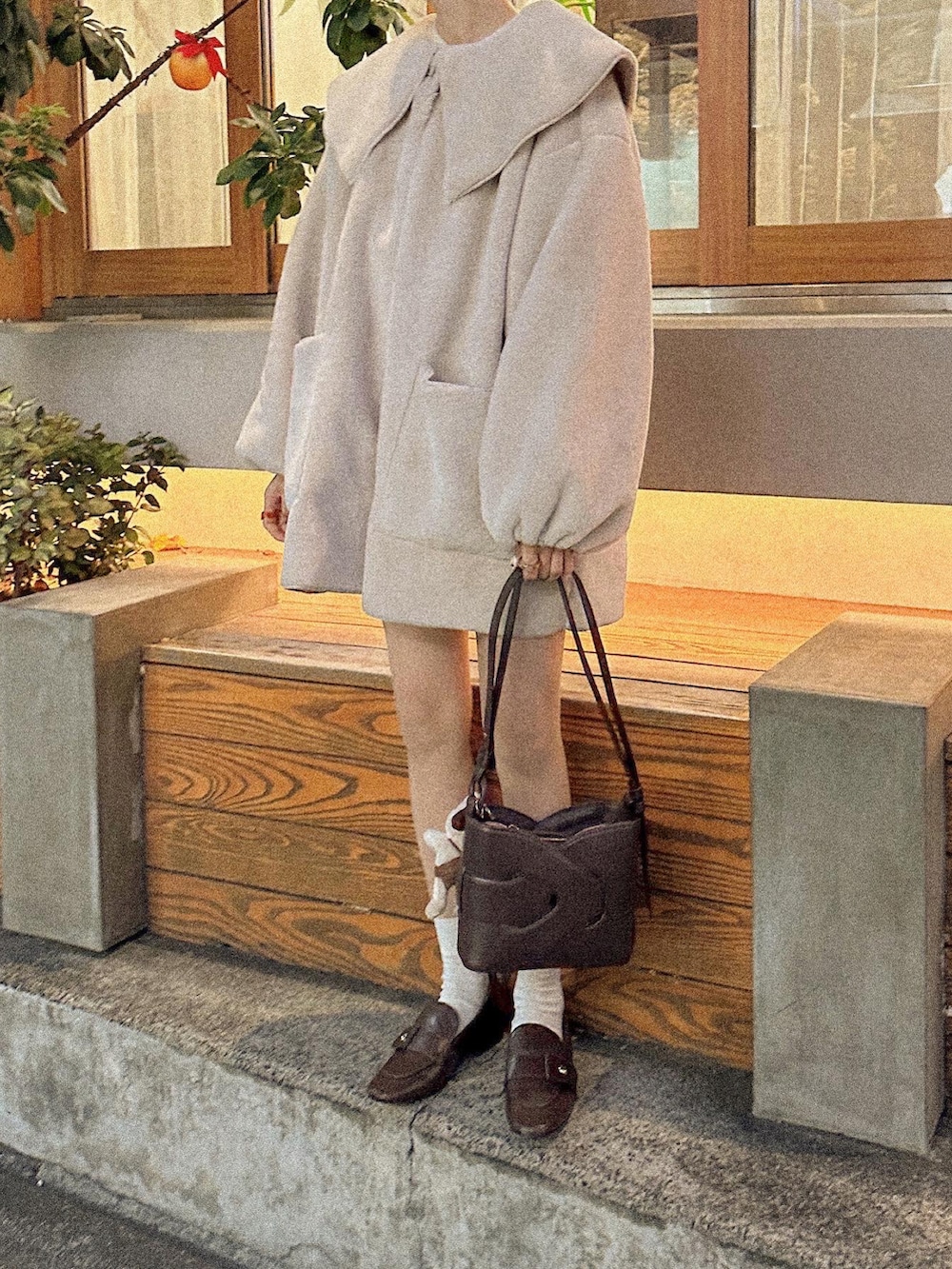 ベージュ系のその他アウターを着用したレディースの冬コーディネートの2枚目の写真