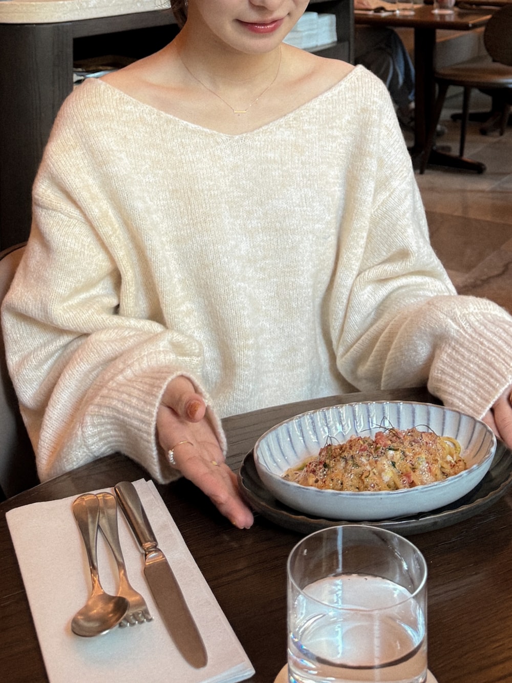 「真冬のあったかスタイル、大人女子」｜「moi tyttoのウールVネックオフショルニット（ニット/セーター、ベージュ系）」を使った、高芦あかりさん（レディース・152cm）の冬コーディネートの2枚目の写真