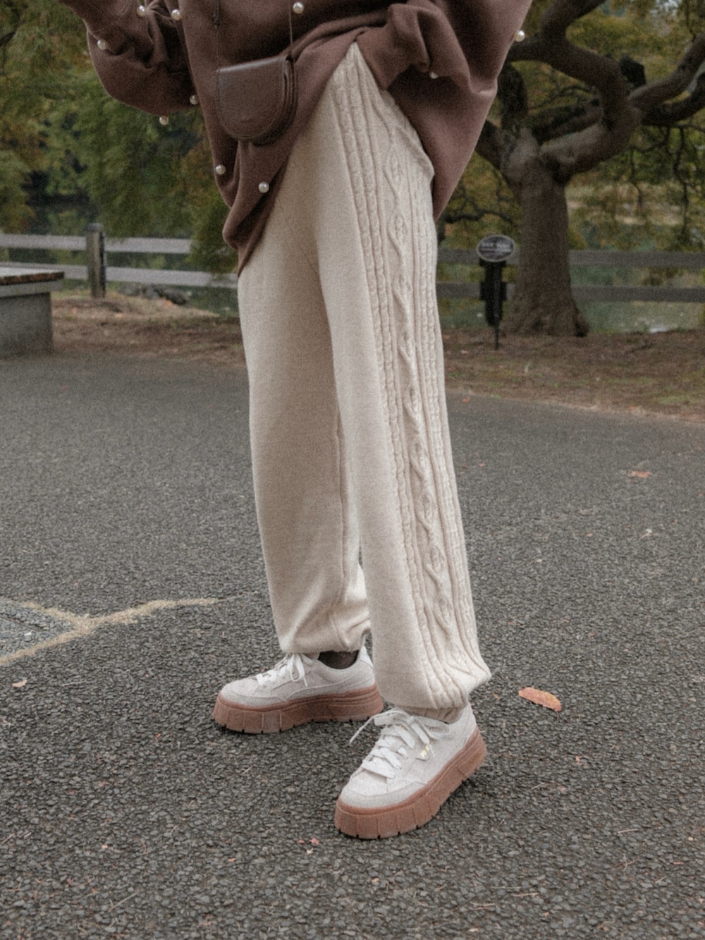 ブラウン系のスウェット、ベージュ系のその他パンツを着用したレディースの冬コーディネートの2枚目の写真