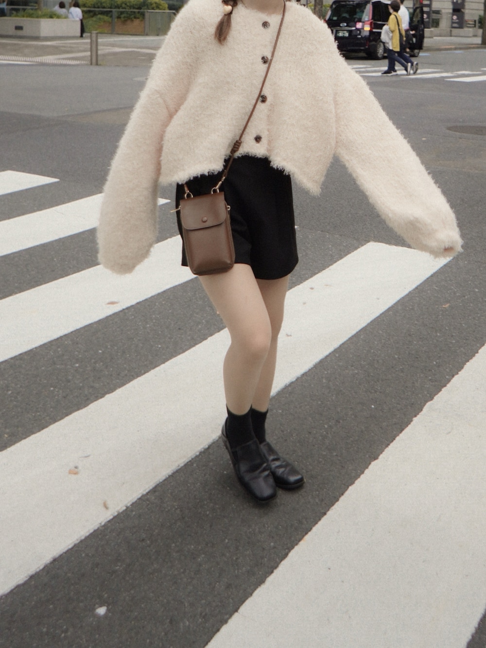 ベージュ系のカーディガン/ボレロ、ブラック系のその他パンツ、ブラック系のその他シューズを着用したレディースの秋コーディネートの2枚目の写真