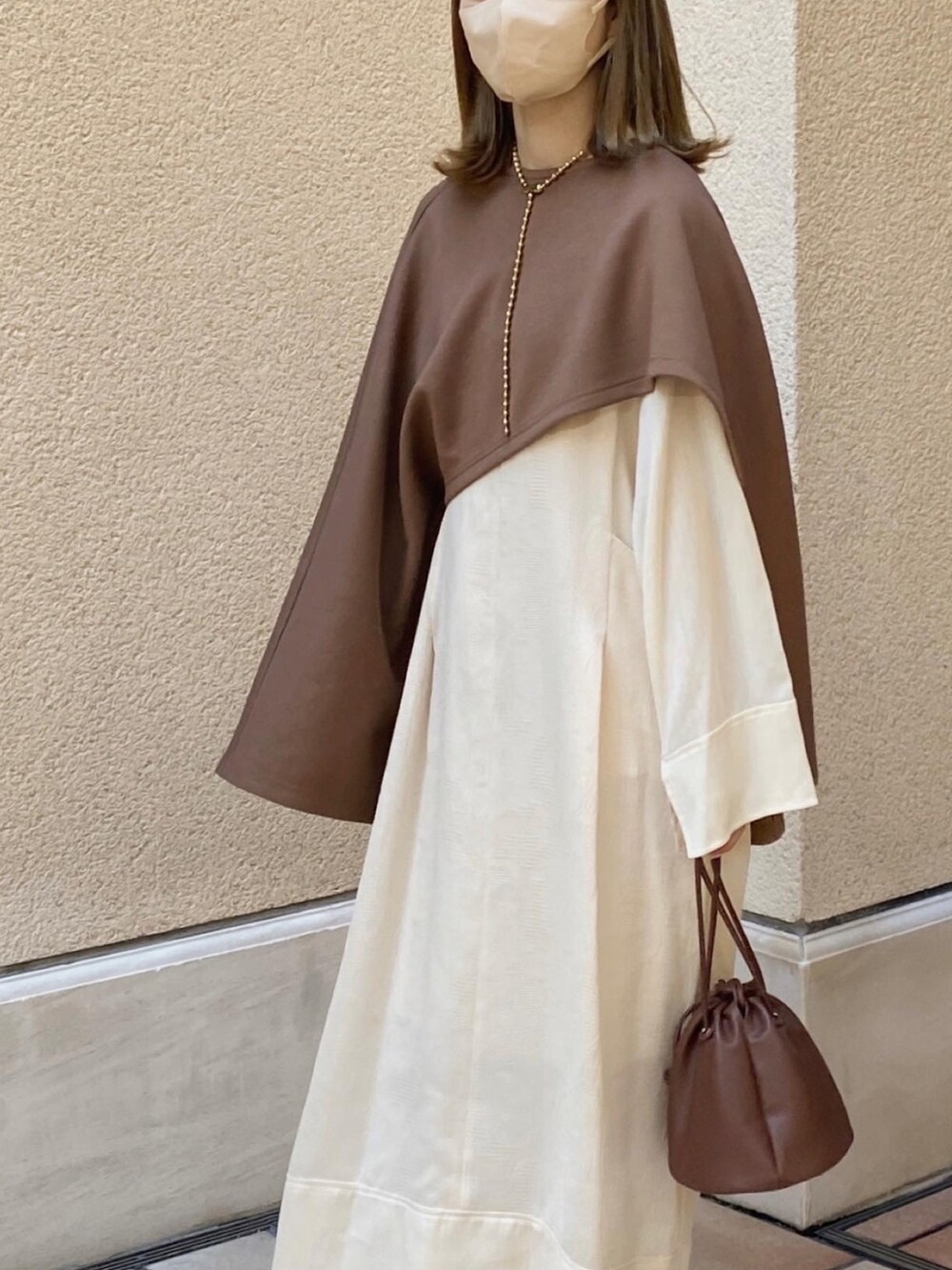 ホワイト系のワンピース、その他のバッグ、ブラウン系のその他トップスを着用したレディースの秋コーディネートの3枚目の写真