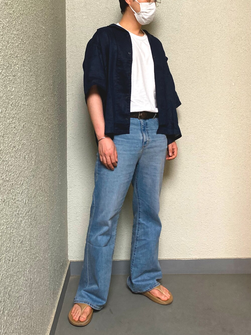 ブルー系のデニムパンツ、ブルー系のシャツ/ブラウス、ベージュ系のサンダルを着用したメンズの春コーディネートの2枚目の写真