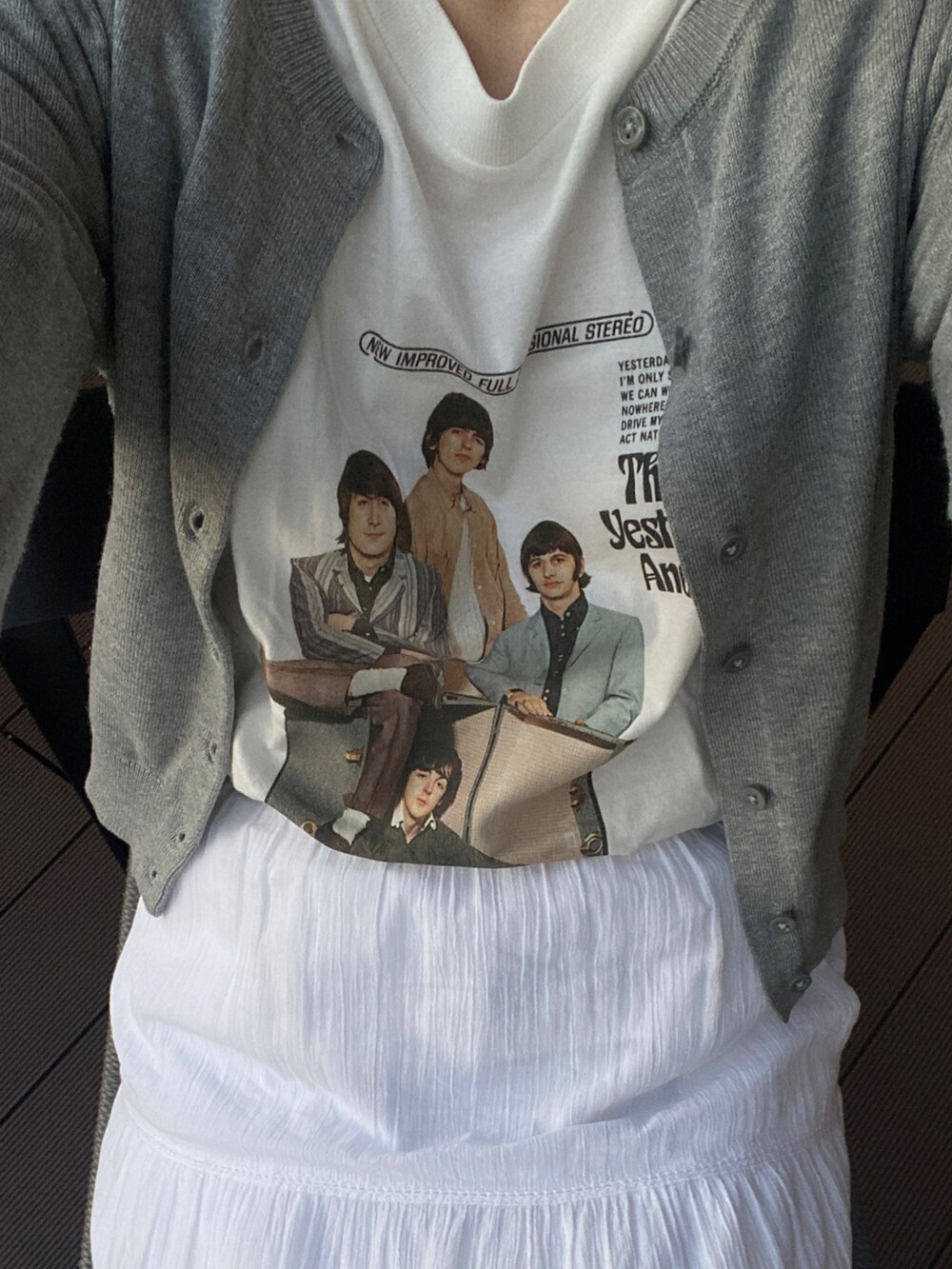 グレー系のカーディガン/ボレロ、ホワイト系のTシャツ/カットソー、ブラウン系のキャップを着用したレディースの夏コーディネートの3枚目の写真