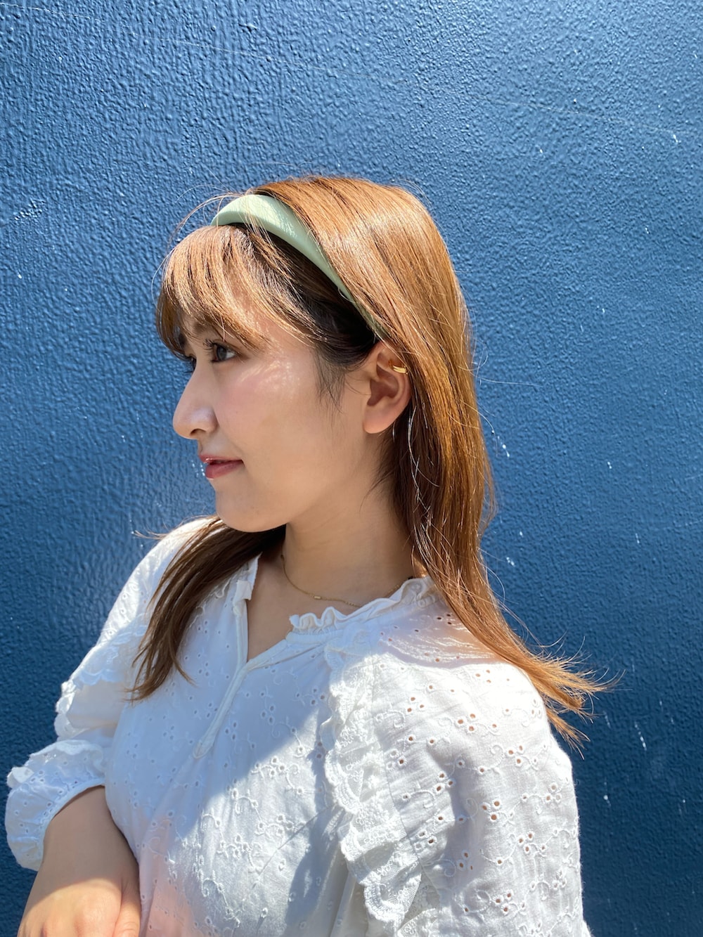 ベージュ系のサンダル、その他のイヤーカフ、その他のリングを着用したレディースの夏コーディネートの2枚目の写真