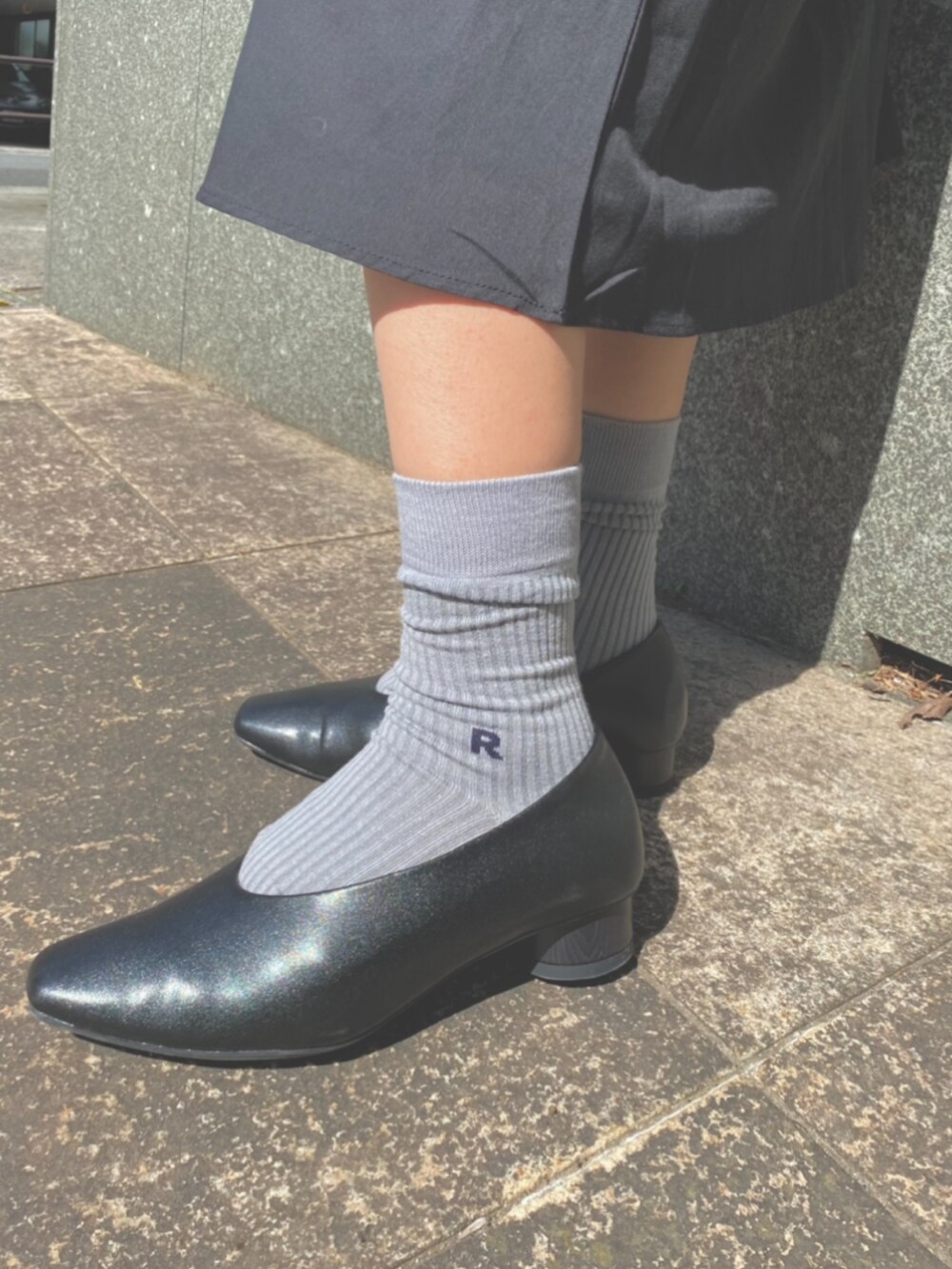 その他のネックレス、その他のリング、グレー系のソックス/靴下を着用したレディースの秋コーディネートの3枚目の写真