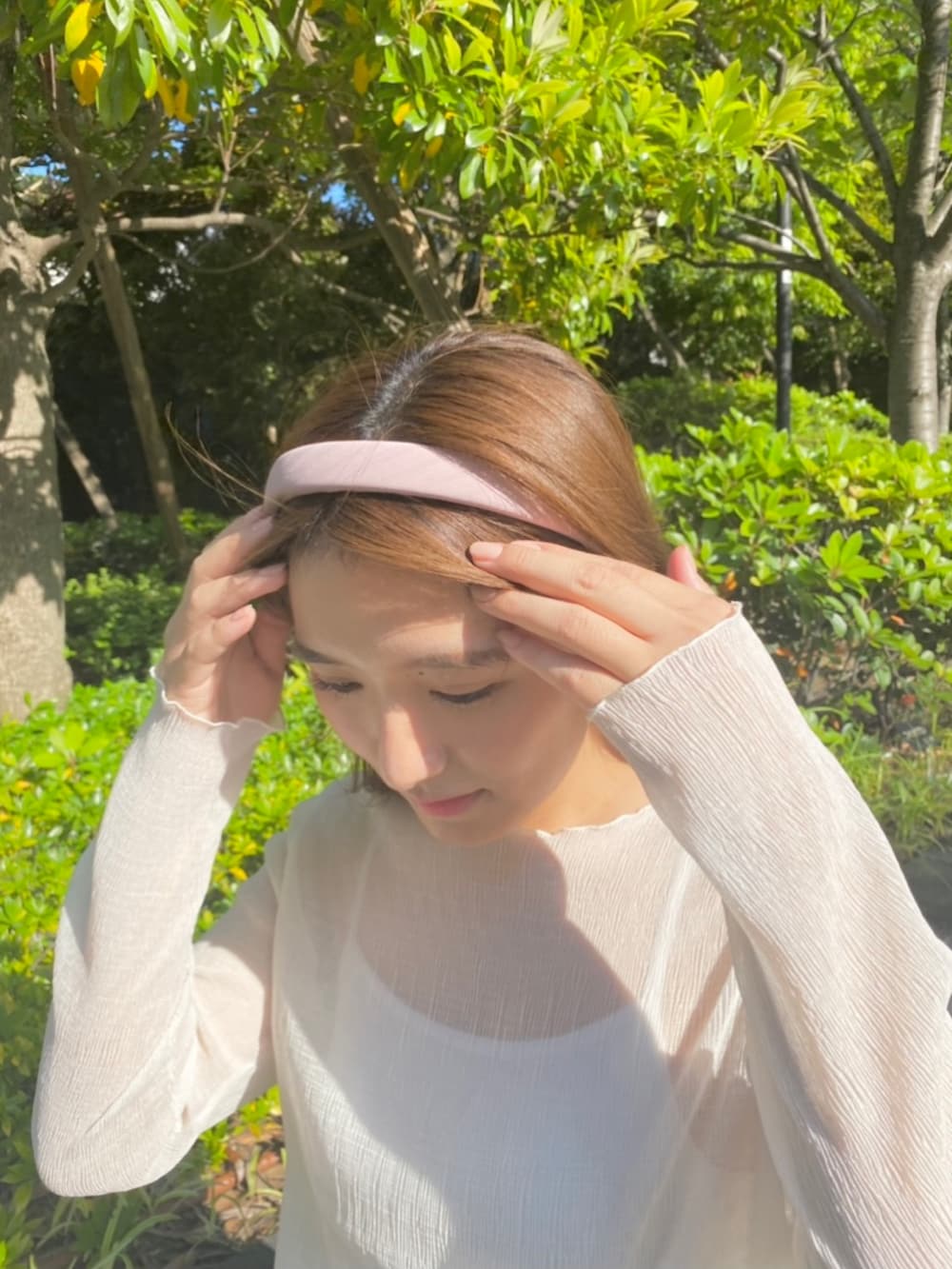 ブラウン系のスカート、ベージュ系のサンダル、ホワイト系のTシャツ/カットソーを着用したレディースの夏コーディネートの2枚目の写真