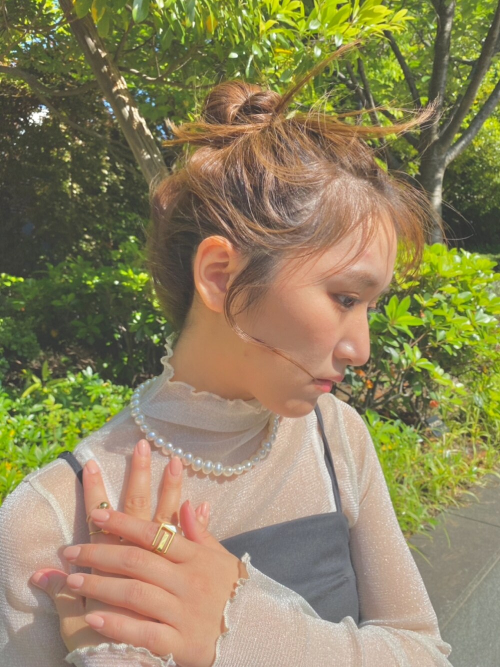 その他のネックレス、その他のリング、グレー系のソックス/靴下を着用したレディースの秋コーディネートの2枚目の写真