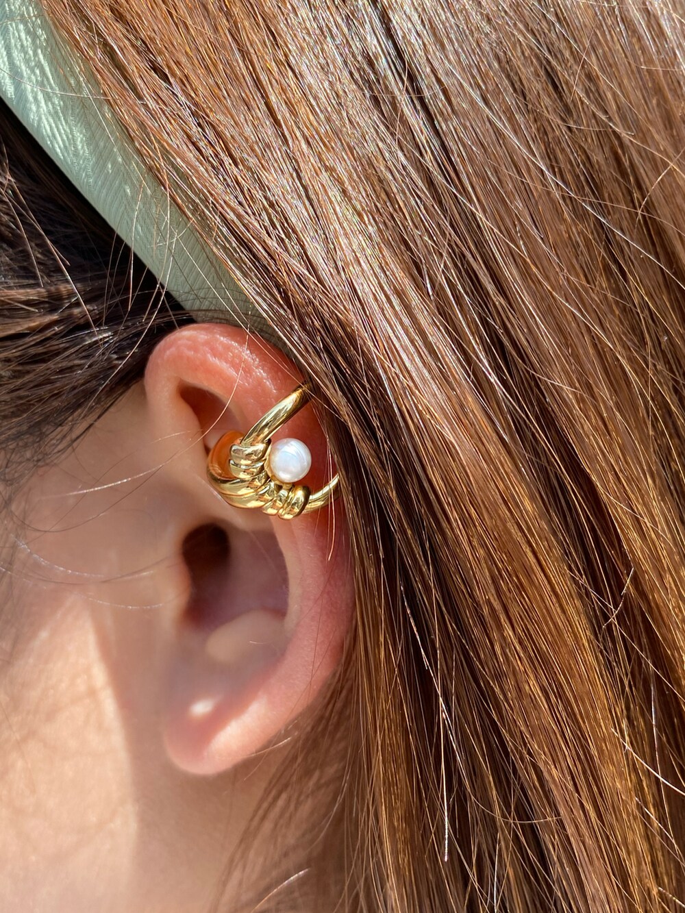 ベージュ系のサンダル、その他のイヤーカフ、その他のリングを着用したレディースの夏コーディネートの3枚目の写真