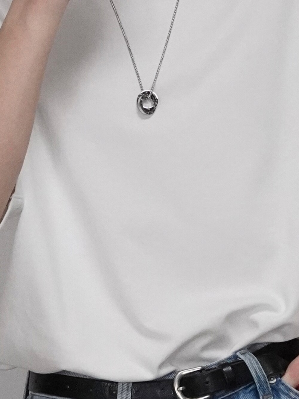 ホワイト系のTシャツ/カットソー、ブラック系のネックレスを着用したメンズの夏コーディネートの2枚目の写真