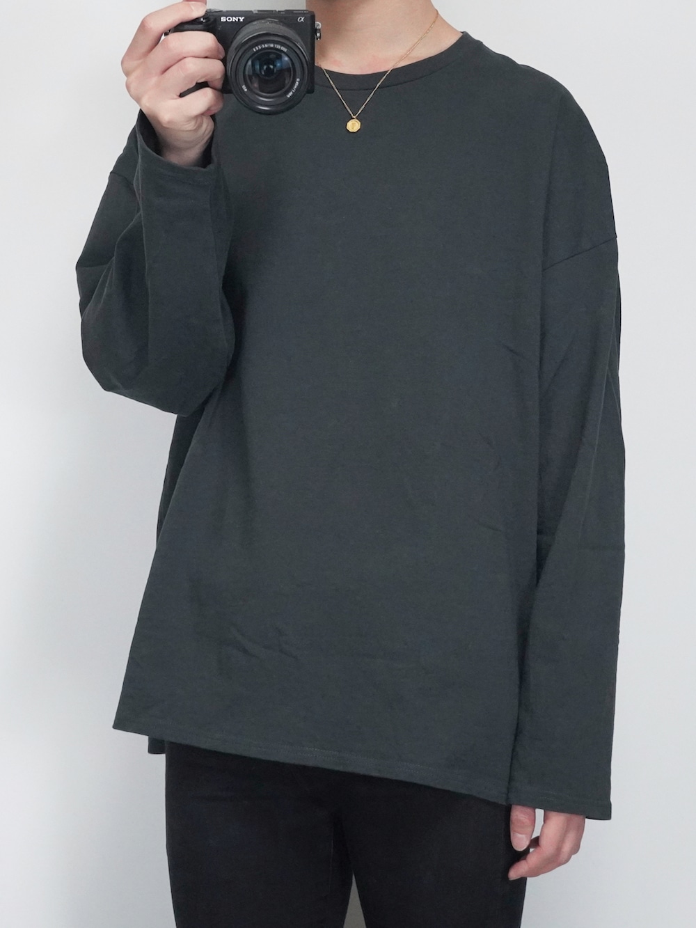 ブラック系のブルゾン、グレー系のTシャツ/カットソー、ブラック系のその他パンツを着用したメンズの秋コーディネートの2枚目の写真