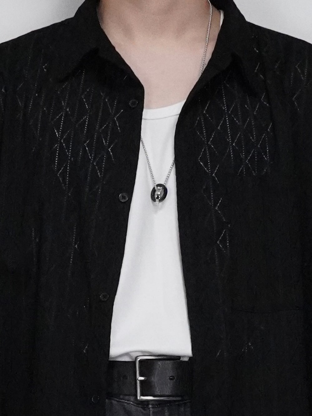 ブラック系のデニムパンツ、ブラック系のサンダル、ブラック系のネックレスを着用したメンズの夏コーディネートの2枚目の写真