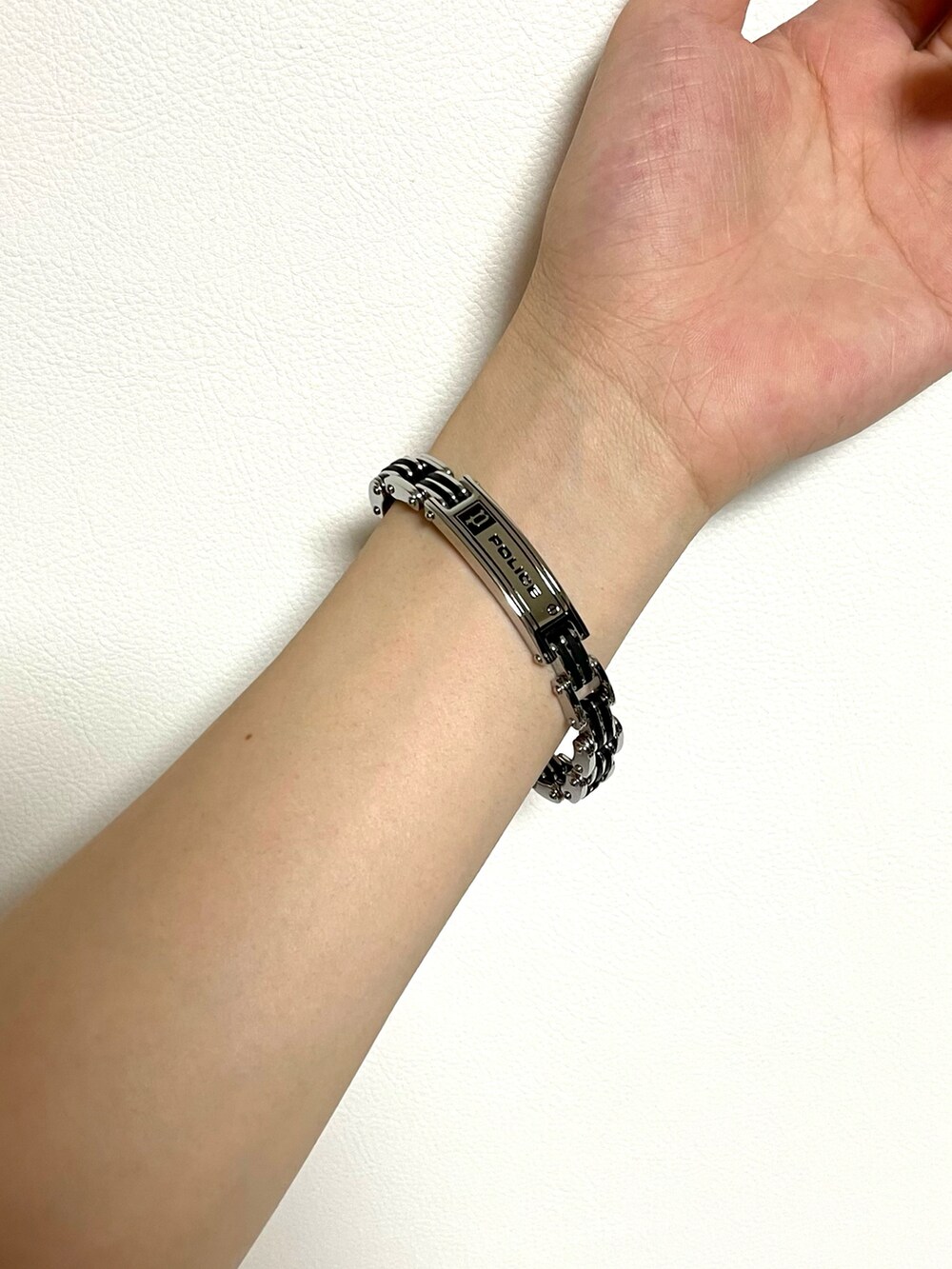 グリーン系のカーゴパンツ、ブラック系のサンダル、シルバー系のブレスレットを着用したメンズの夏コーディネートの2枚目の写真