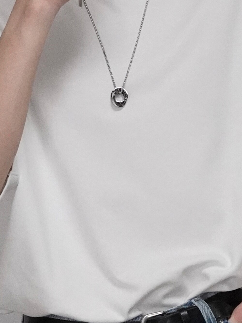 ブラック系のネックレスを着用したメンズの夏コーディネートの2枚目の写真