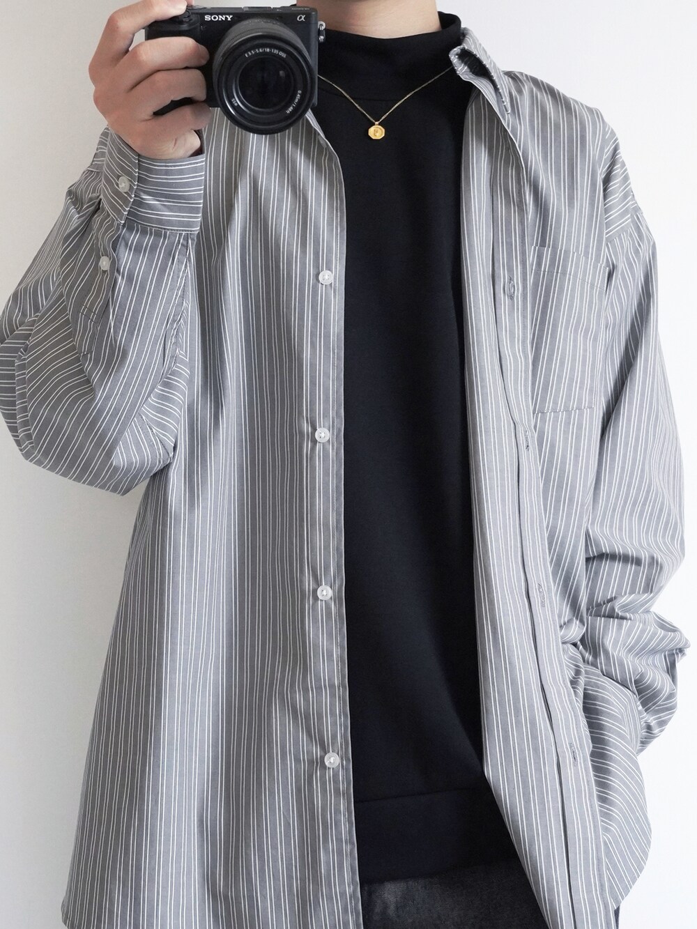 グレー系のシャツ/ブラウス、ブラック系のTシャツ/カットソー、グレー系のデニムパンツを着用したメンズの秋コーディネートの2枚目の写真