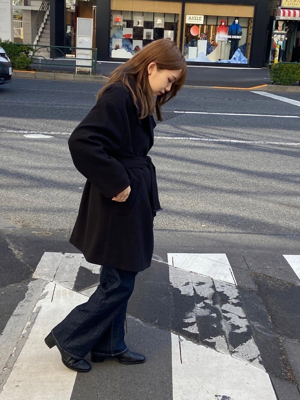 「冬コーデ、カジュアルコーデ、大人カジュアル、パンツスタイル、お出かけコーデ、冬アウター、低身長女子、きれいめカジュアル、モノトーン、大人コーデ、低身長コーデ、パンツコーデ、デニムパンツ、モードカジュアル、低身長」｜「ZARAのアイテム（バッグ、ブラック系）」を使った、rikaさん（骨格ストレート・レディース・155cm）の冬コーディネートの2枚目の写真