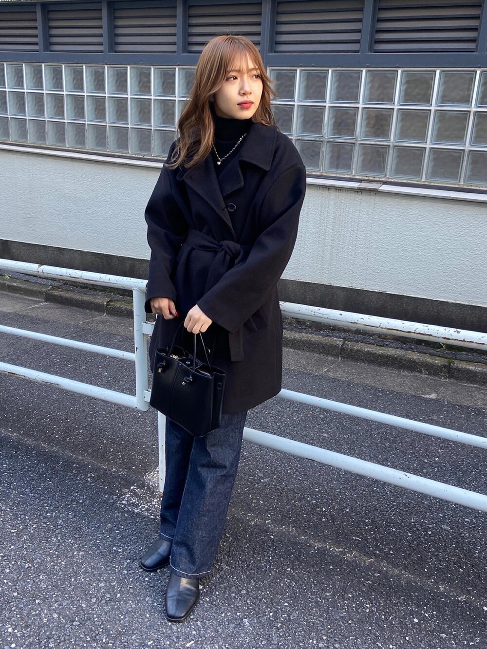 「冬コーデ、カジュアルコーデ、大人カジュアル、パンツスタイル、お出かけコーデ、冬アウター、低身長女子、きれいめカジュアル、モノトーン、大人コーデ、低身長コーデ、パンツコーデ、デニムパンツ、モードカジュアル、低身長」｜「ZARAのアイテム（バッグ、ブラック系）」を使った、rikaさん（骨格ストレート・レディース・155cm）の冬コーディネートの3枚目の写真