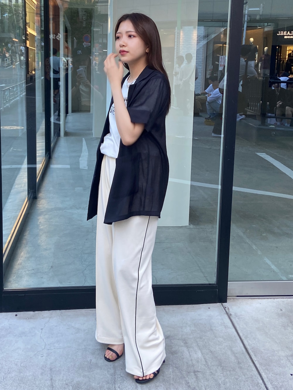 ブラック系のショルダーバッグ、ホワイト系のその他パンツ、ホワイト系のTシャツ/カットソーを着用したレディースの夏コーディネートの3枚目の写真