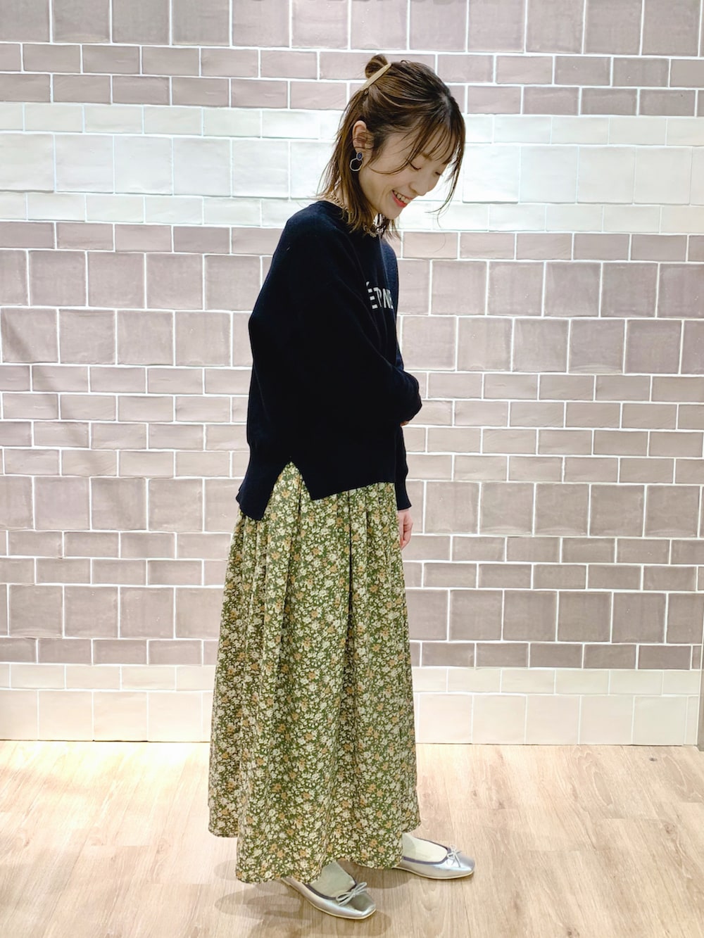 「Te chichi(Te chichi)、lugnoncure、Te chichi CoCoLo長岡店、休日コーデ、オトナカジュアル、大人かわいい、春、花柄、ロゴニット、春コーデ」｜「Te chichiのエナメルリボンシューズ（パンプス、シルバー系）」を使った、harumilkさん（レディース・154cm）の冬コーディネートの2枚目の写真