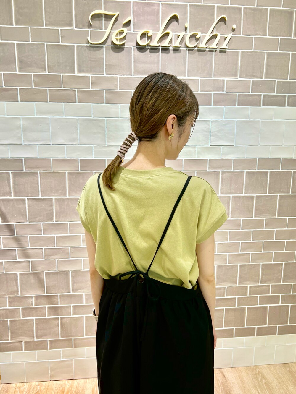 ブラウン系のサンダル、ブラック系のサロペット/オーバーオール、グリーン系のTシャツ/カットソーを着用したレディースの夏コーディネートの3枚目の写真