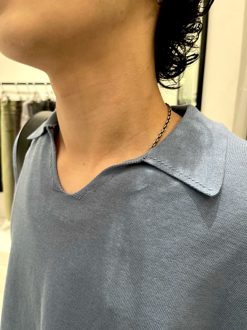 ブルー系のTシャツ/カットソー、ブラック系のスラックス、ブラック系のショルダーバッグを着用したメンズの夏コーディネートの5枚目の写真