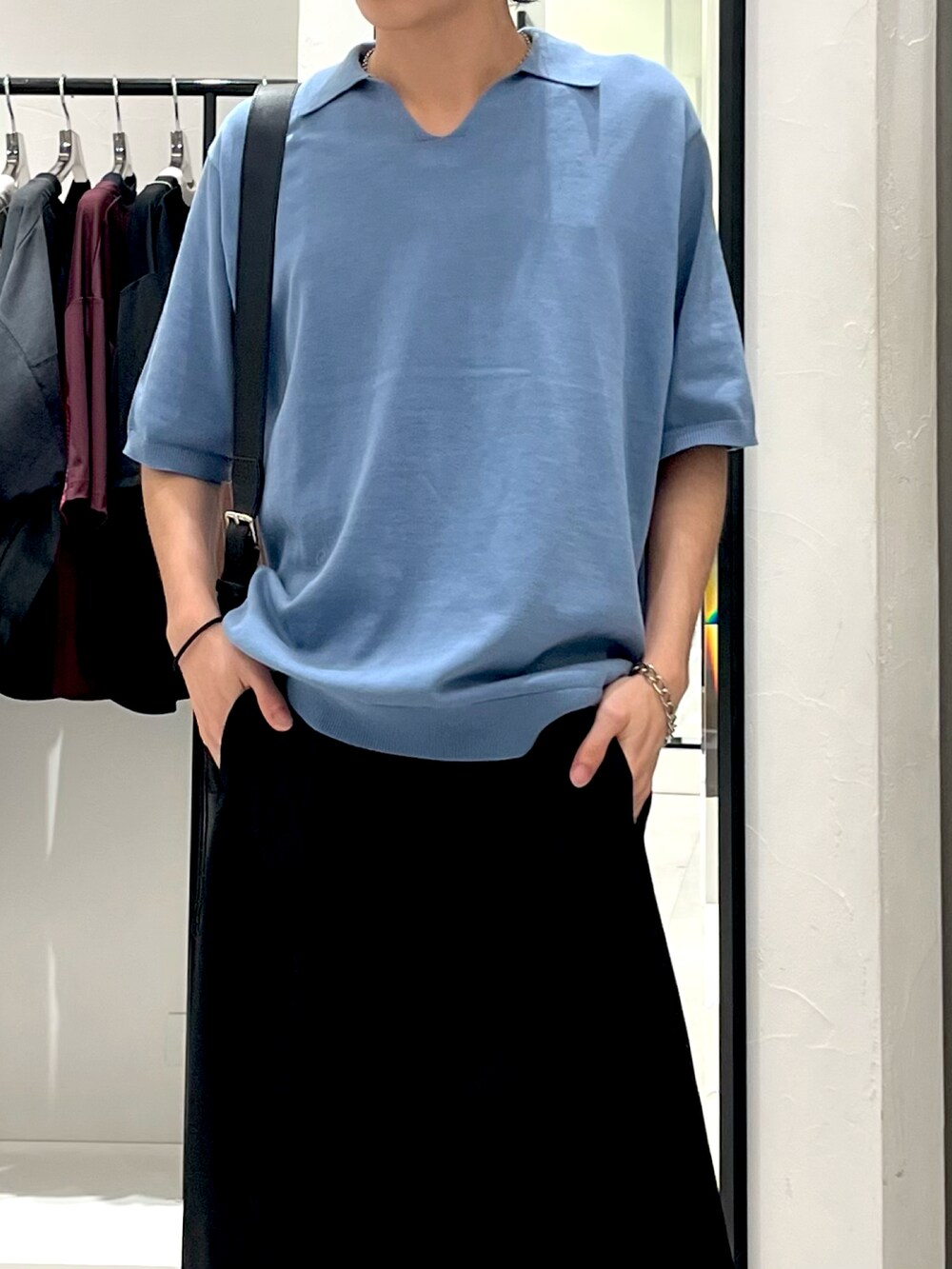 ブルー系のTシャツ/カットソー、ブラック系のスラックス、ブラック系のショルダーバッグを着用したメンズの夏コーディネートの2枚目の写真
