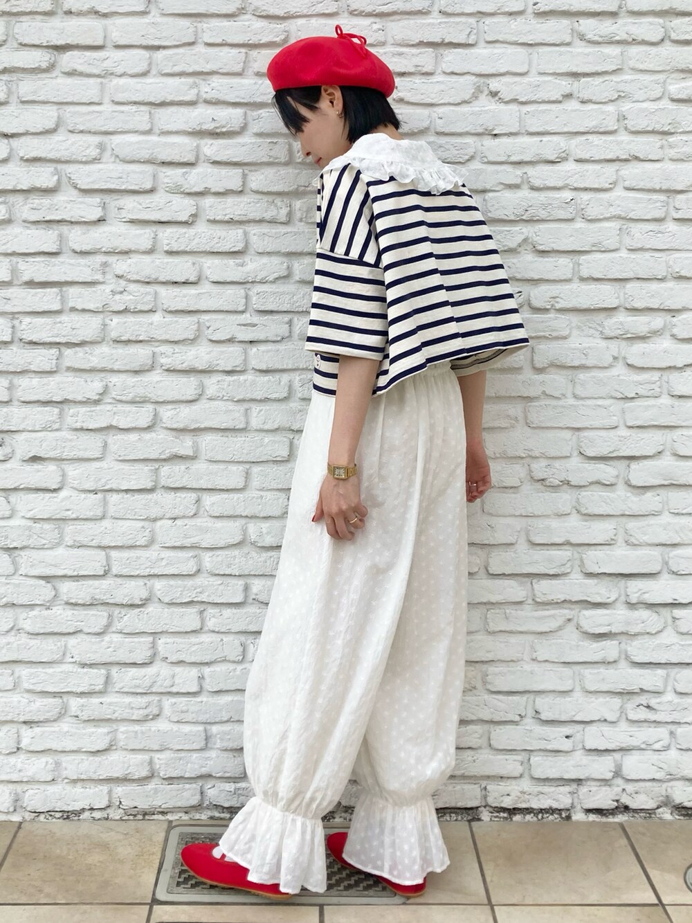 ホワイト系のつなぎ/オールインワン、ホワイト系のTシャツ/カットソー、レッド系のハンチング/ベレー帽を着用したレディースの春コーディネートの2枚目の写真