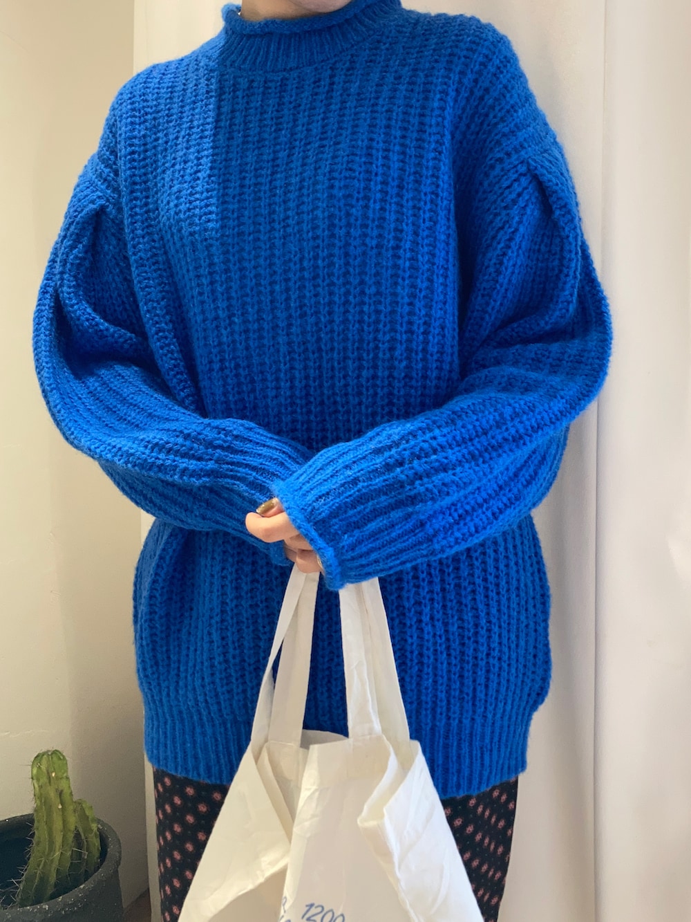 ブラック系のその他パンツ、ブルー系のニット/セーター、ブラック系のバレエシューズを着用したレディースの冬コーディネートの3枚目の写真
