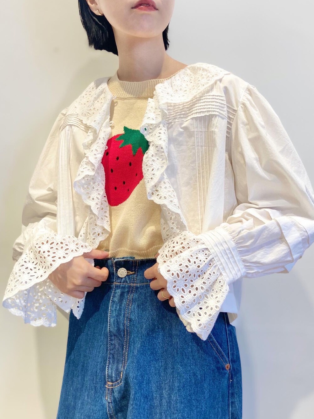 ブルー系のデニムパンツ、ホワイト系のシャツ/ブラウス、ブラウン系のブーツを着用したレディースの秋コーディネートの3枚目の写真