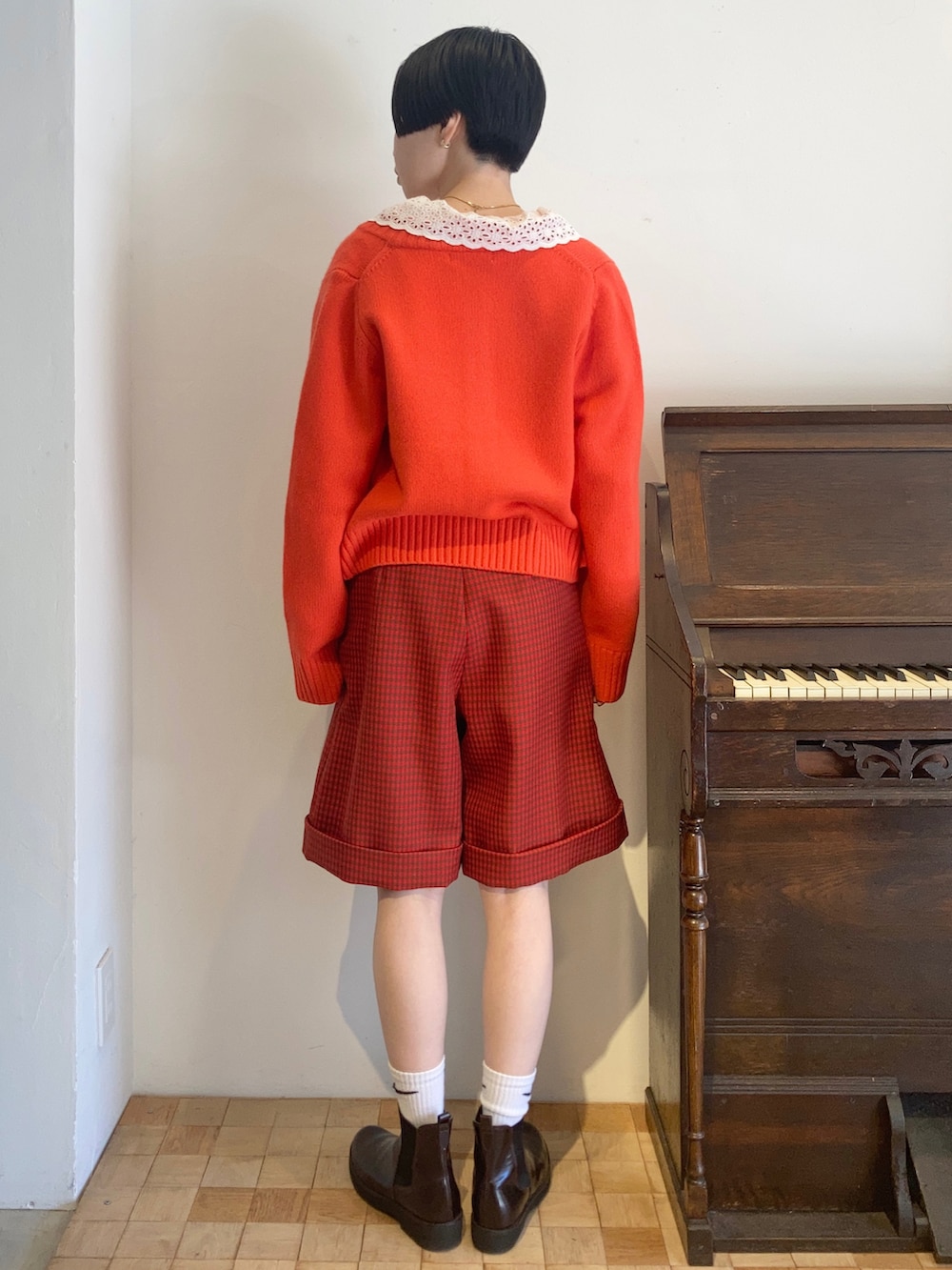 ホワイト系のシャツ/ブラウス、オレンジ系のカーディガン/ボレロ、レッド系のその他パンツを着用したレディースの秋コーディネートの2枚目の写真