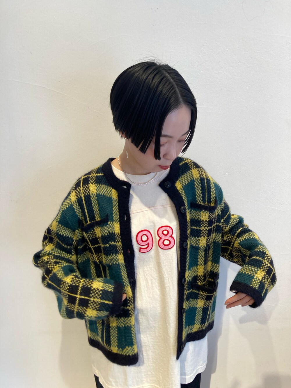 レッド系のバレエシューズ、ホワイト系のTシャツ/カットソー、ブルー系のカーディガン/ボレロを着用したレディースの冬コーディネートの2枚目の写真