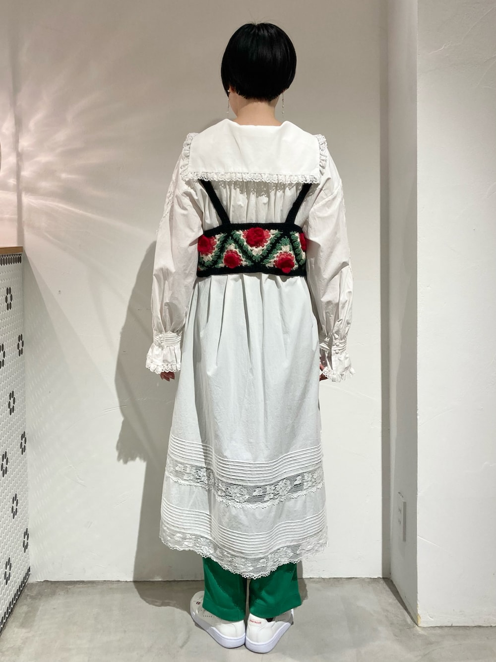 グリーン系のその他パンツ、ホワイト系のワンピース、その他のニット/セーターを着用したレディースの秋コーディネートの3枚目の写真