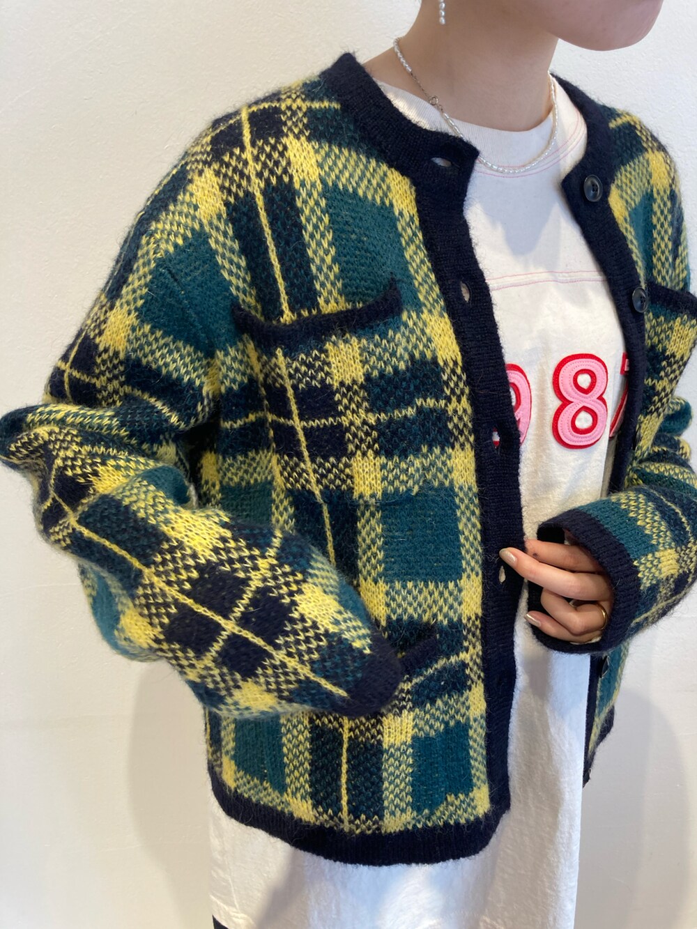 レッド系のバレエシューズ、ホワイト系のTシャツ/カットソー、ブルー系のカーディガン/ボレロを着用したレディースの冬コーディネートの3枚目の写真
