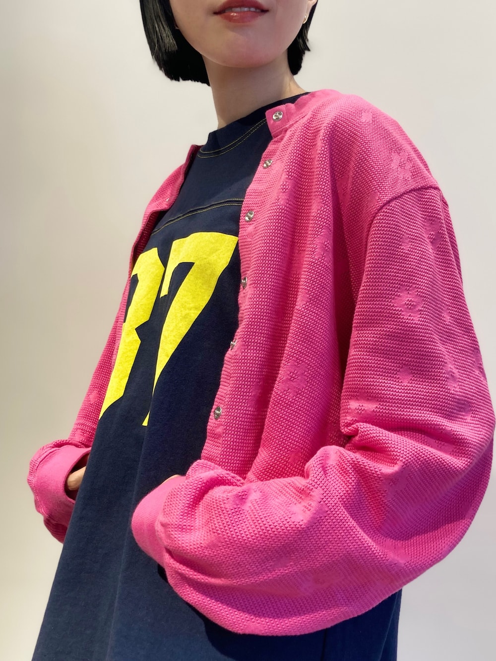 ホワイト系のその他パンツ、ブルー系のTシャツ/カットソー、ピンク系のカーディガン/ボレロを着用したレディースの秋コーディネートの4枚目の写真