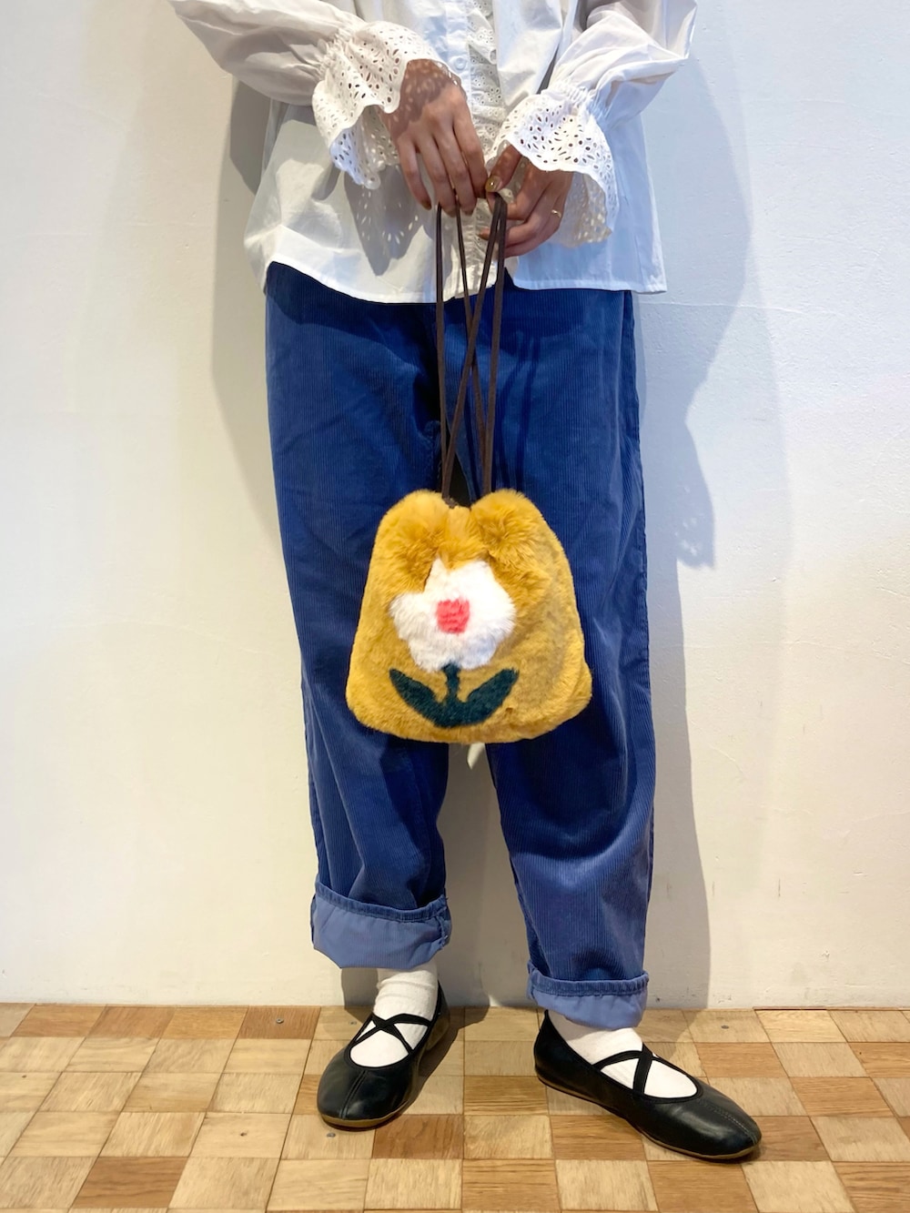 ブルー系のその他パンツ、ホワイト系のシャツ/ブラウス、イエロー系のトートバッグを着用したレディースの秋コーディネートの3枚目の写真