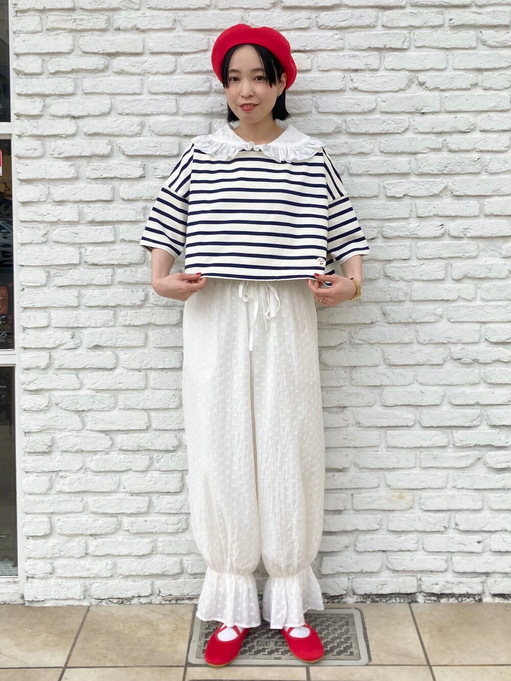 ホワイト系のつなぎ/オールインワン、ホワイト系のTシャツ/カットソー、レッド系のハンチング/ベレー帽を着用したレディースの春コーディネートの4枚目の写真