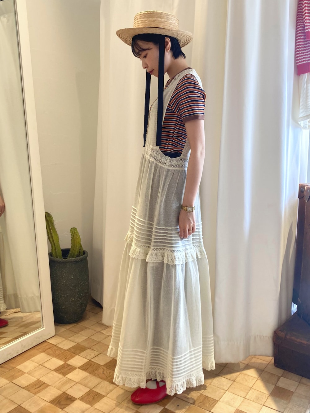 ブラウン系のTシャツ/カットソー、ホワイト系のワンピースを着用したレディースの春コーディネートの3枚目の写真