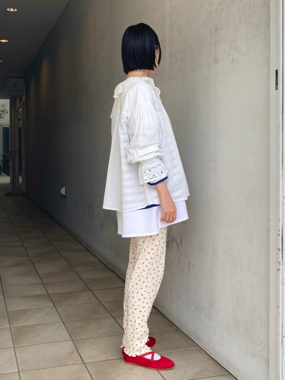 ホワイト系のシャツ/ブラウス、ブルー系のTシャツ/カットソー、オレンジ系のレギンス/スパッツを着用したレディースの秋コーディネートの4枚目の写真