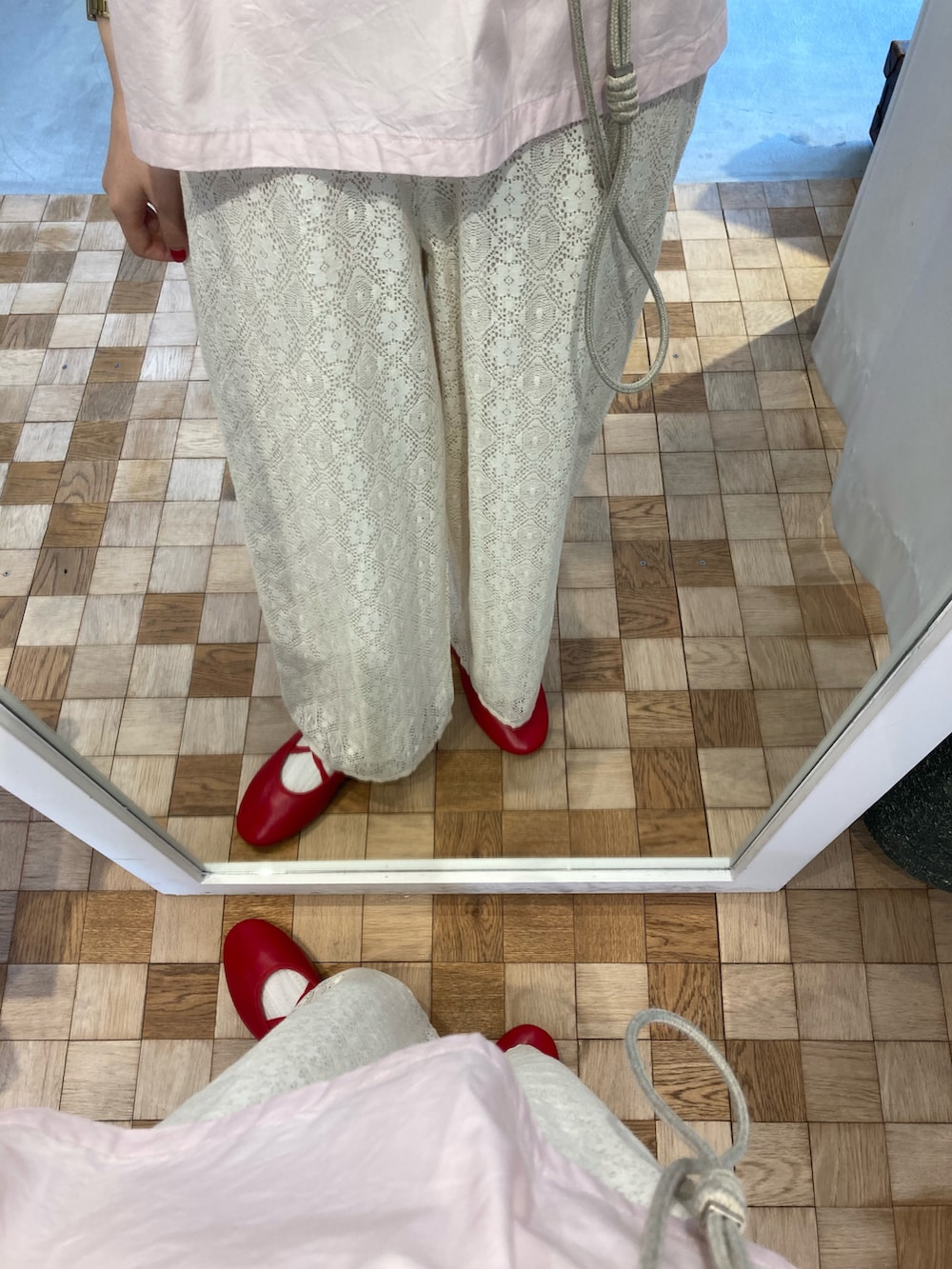 ピンク系のシャツ/ブラウス、ホワイト系のその他パンツを着用したレディースの春コーディネートの4枚目の写真