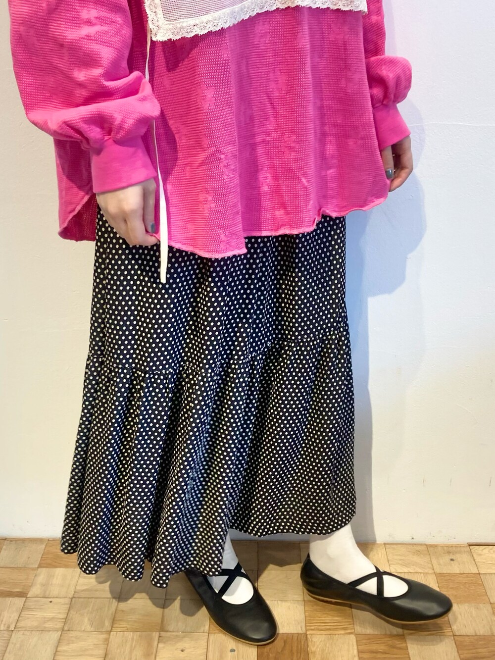 ブラック系のスカート、ホワイト系のシャツ/ブラウス、ピンク系のTシャツ/カットソーを着用したレディースの秋コーディネートの5枚目の写真