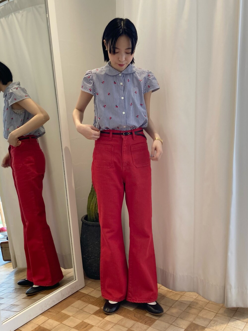 レッド系のデニムパンツ、ブルー系のシャツ/ブラウスを着用したレディースの夏コーディネートの3枚目の写真