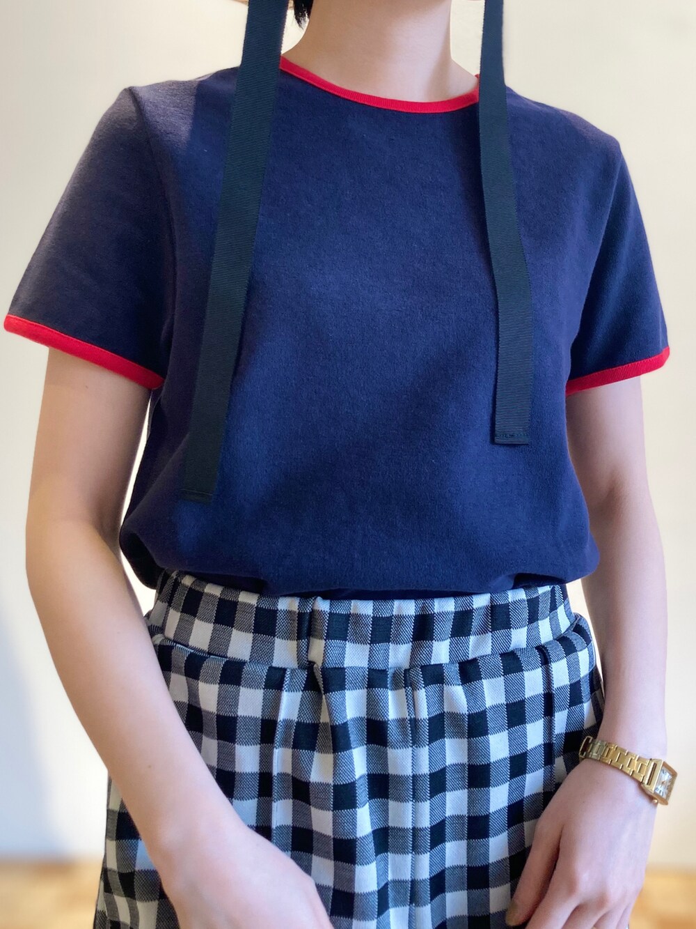 ブラック系のその他パンツ、ブルー系のTシャツ/カットソーを着用したレディースの春コーディネートの4枚目の写真