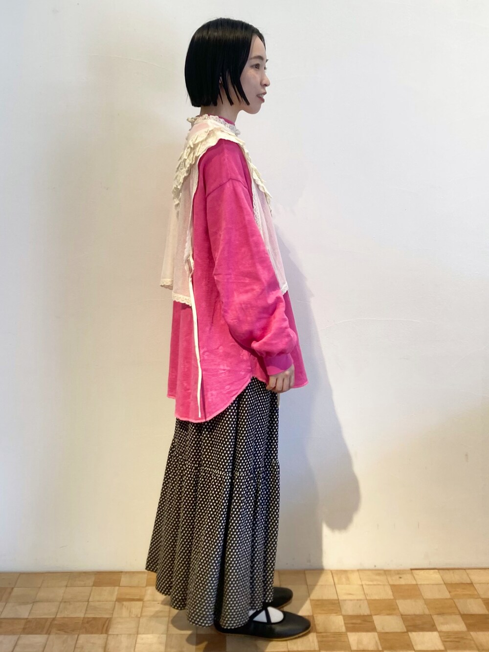 ブラック系のスカート、ホワイト系のシャツ/ブラウス、ピンク系のTシャツ/カットソーを着用したレディースの秋コーディネートの2枚目の写真