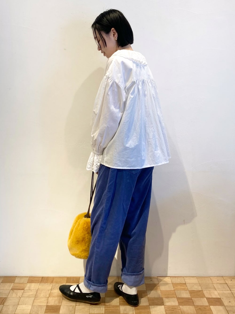 ブルー系のその他パンツ、ホワイト系のシャツ/ブラウス、イエロー系のトートバッグを着用したレディースの秋コーディネートの2枚目の写真