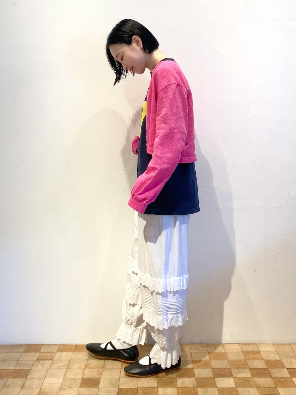 ホワイト系のその他パンツ、ブルー系のTシャツ/カットソー、ピンク系のカーディガン/ボレロを着用したレディースの秋コーディネートの3枚目の写真